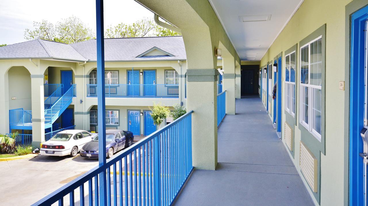 Scottish Inn And Suites Alvin Extérieur photo